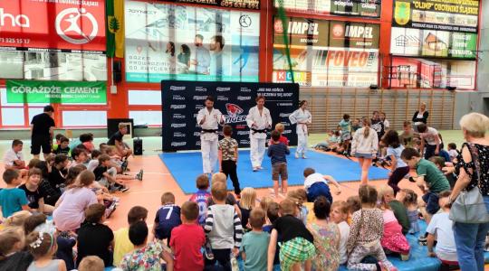 Trzenerzy Judo Tigers Oborniki Śląskie pokazują zgromadzonym uczestnikom na czym polega judo