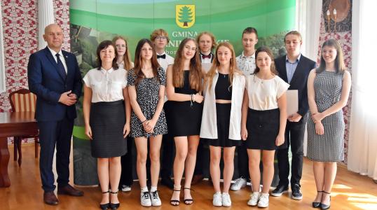 Wyrużnieni absolwenci szkół podstawowych z Gminy Oborniki Śląskie wraz z Burmistrzem Arkadiuszem Poprawą