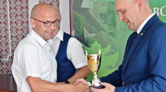 Dyrektor Szkoły Podstawowej w Pęgowie Wojciech Wróbel odbiera statułetkę z rąk Burmistrza Arkadiusza Poprawy