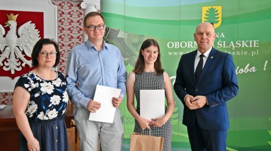 Absolwentka z rodzicami oraz Burmistrz Arkadiusz Poprawa