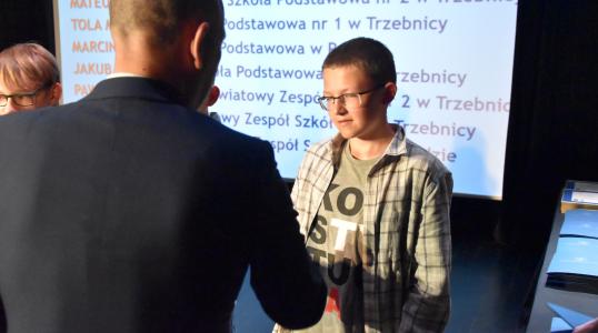 Burmistrz Obornik Śląskich Arkadiusz Poprawa wręcza nagrodę laureatowi "Złota Sowa" 2023
