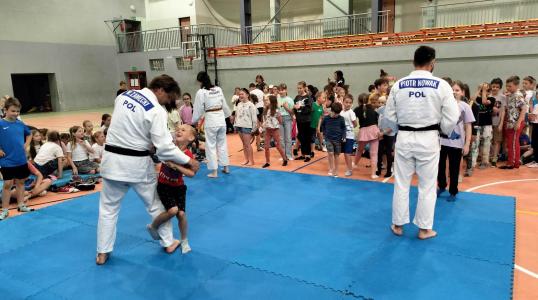 Trzenerzy Judo Tigers Oborniki Śląskie pokazują zgromadzonym uczestnikom na czym polega judo