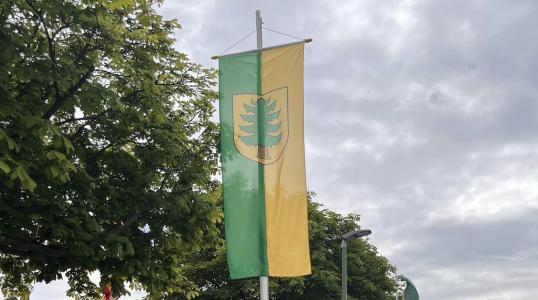 Flaga Gminy Oborniki Śląskie w rynku Rehau.