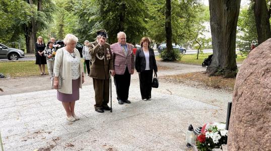 Przedstawiciele Związku Kombatantów i Byłych Więźniów Politycznych podczas składania kwiatów pod obeliskiem z okazji 79. rocznicy wybuch Powstania Warszawskiego