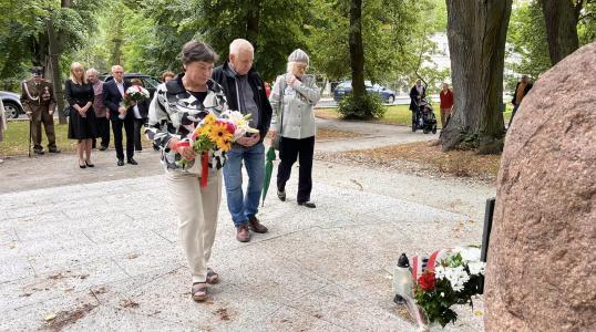 Mieszkańcy Obornik Śląskich podczas składania kwiatów pod obeliskiem z okazji 79. rocznicy wybuch Powstania Warszawskiego