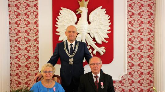 Wiesława i Lesław Czarneccy z Burmistrzem Obornik Śląskich Arkadiuszem Poprawą